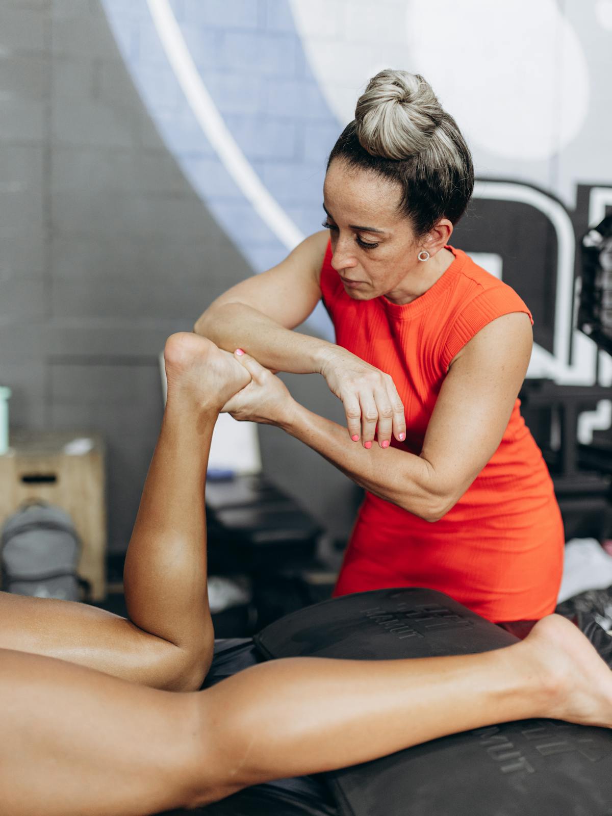 Terapia manual aplicada sobre la pierna como apoyo visual para drenaje y manejo conservador.