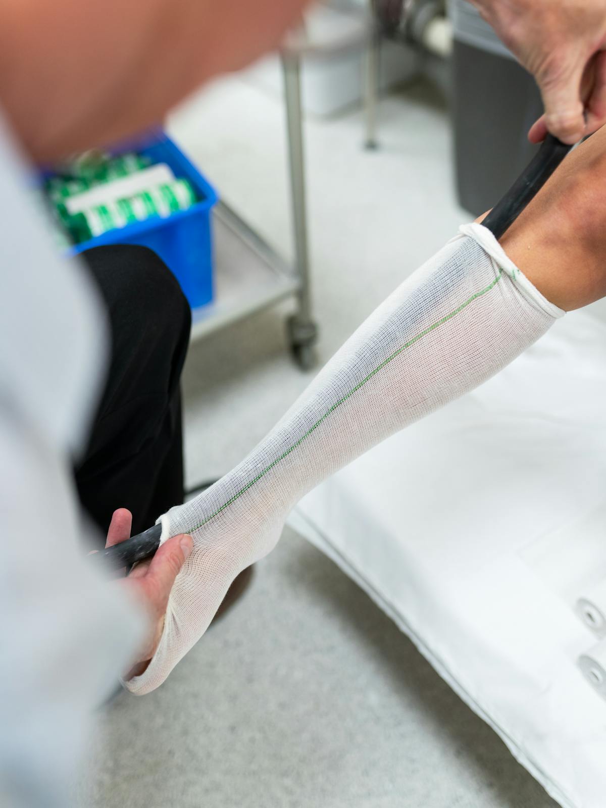 Revision clinica del ajuste y colocacion de una media de compresion.