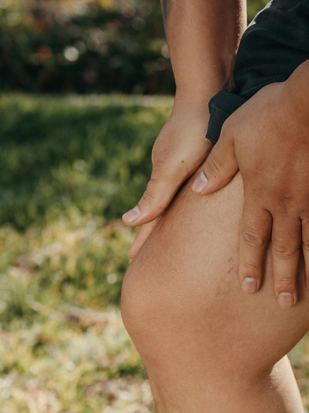 Detalle de la pierna durante un episodio de dolor o pesadez para ilustrar seguimiento de sintomas.