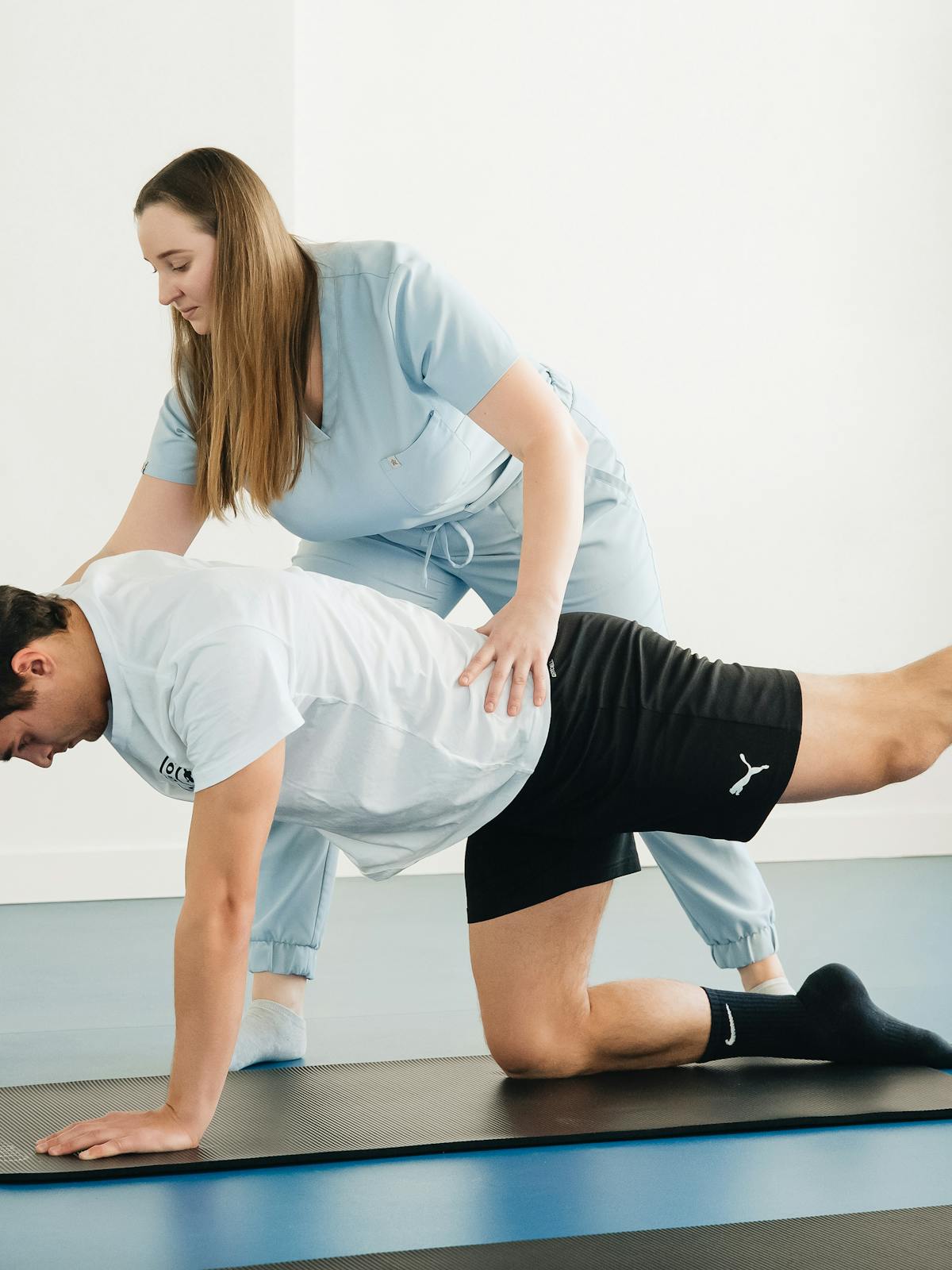 Ejercicio guiado con supervision profesional para mejorar fuerza y control.