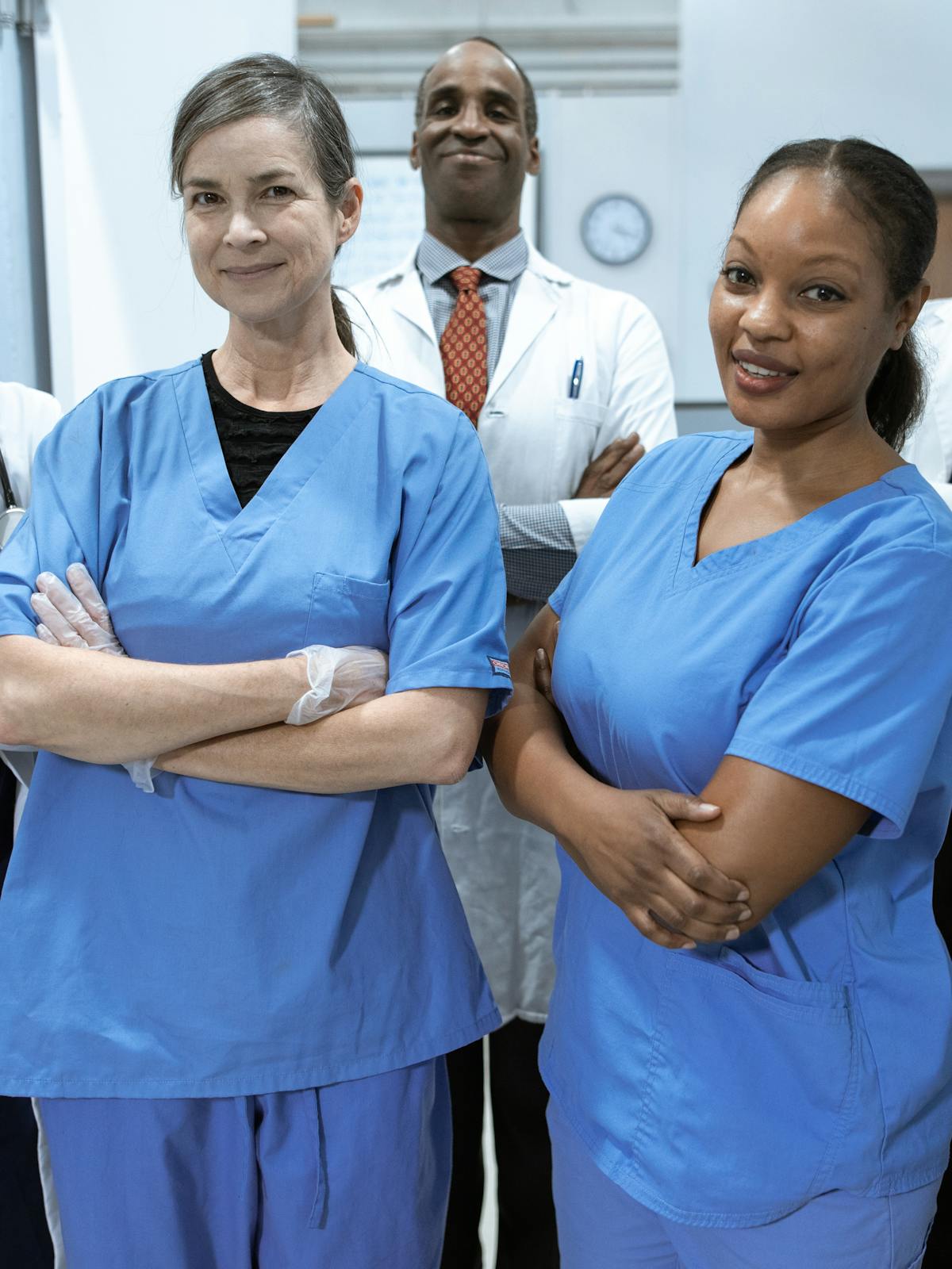 Equipo clinico como apoyo visual para una revision amplia sobre diagnostico, sintomas y manejo del lipedema.