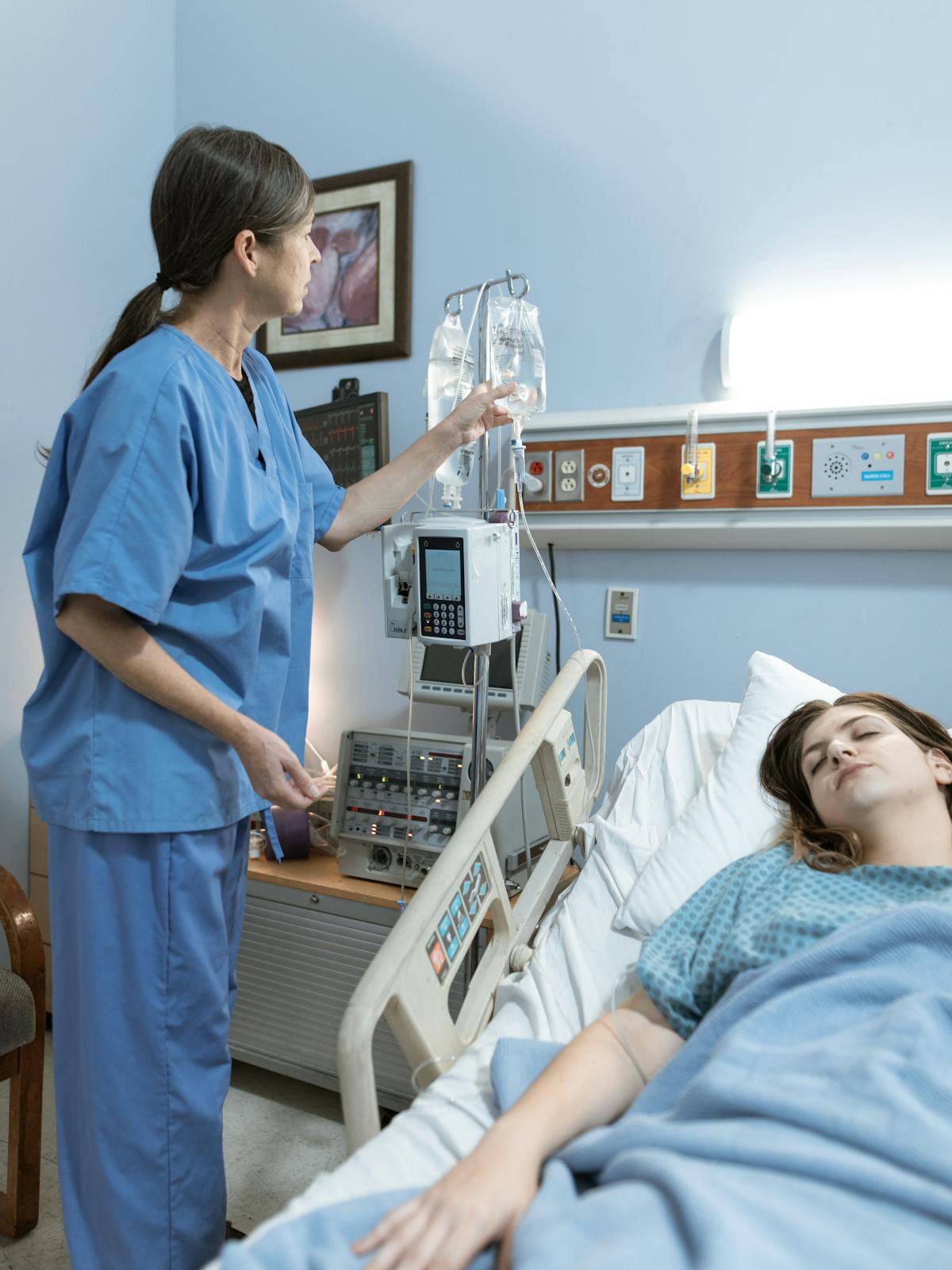 Paciente ingresada revisando con una profesional sanitaria el plan de recuperacion y seguimiento tras una intervencion.