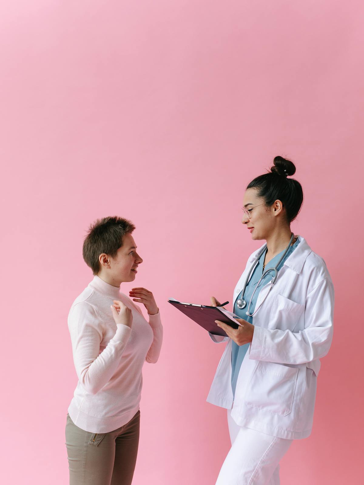 Profesional sanitaria aclarando expectativas reales del tratamiento en consulta.