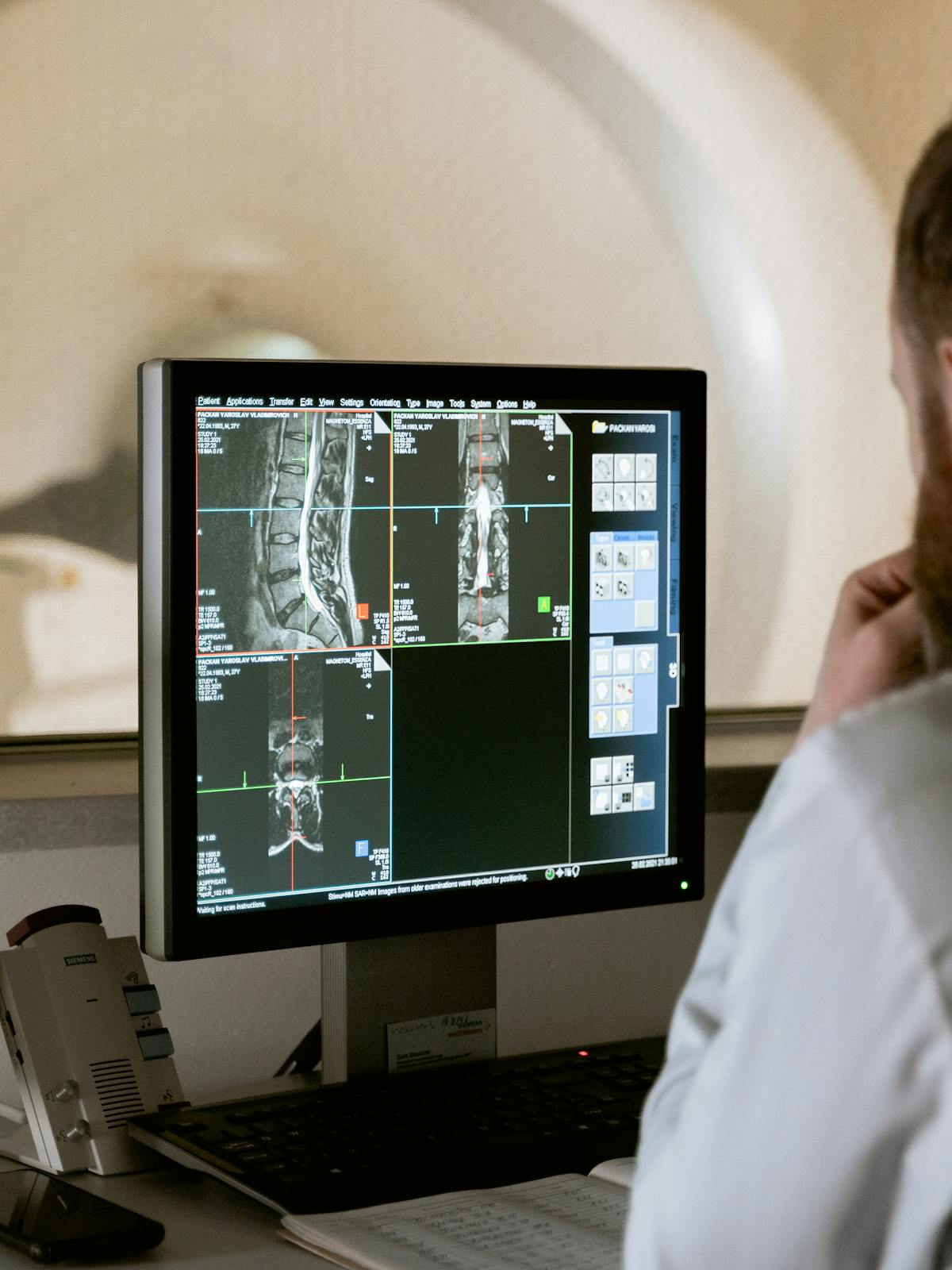 Consulta medica sobre opciones terapeuticas y seguimiento.