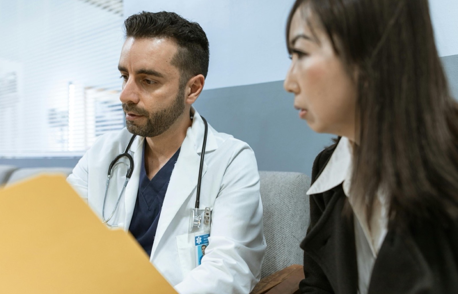 Medico y paciente repasando preguntas clave y decisiones para la consulta.