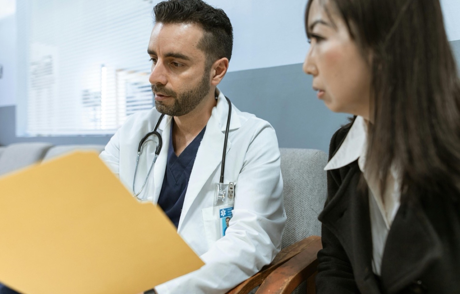 Preparacion de documentos y preguntas antes de una primera consulta medica.