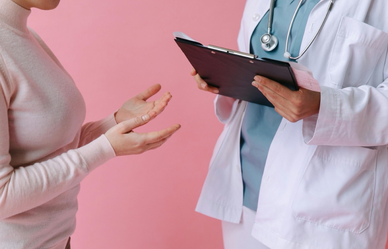 Consulta clinica centrada en sintomas, tolerancia de prendas y ajustes del tratamiento.