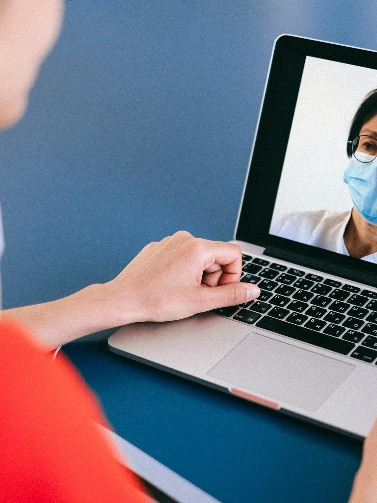 Consulta de salud femenina para revisar cambios de sintomas.